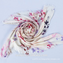 Las nuevas señoras de la manera imprimieron la bufanda floral de la viscosa